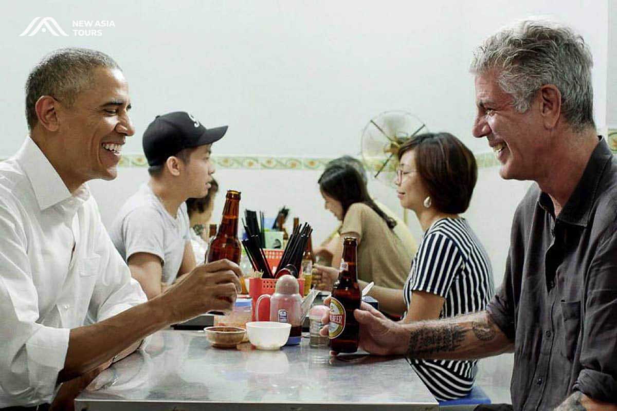 obama eats bun cha - what to eat in vietnam